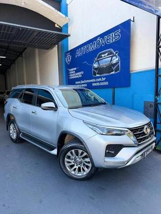 TOYOTA HILUX 2.8 D-4D TURBO DIESEL CD SRX 4X4 AUTOMÁTICO